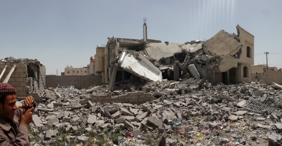 Destroyed_house_in_the_south_of_Sanaa_12-6-2015-1